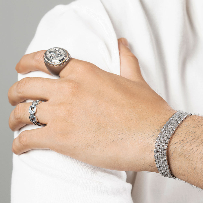 Main image in gallery